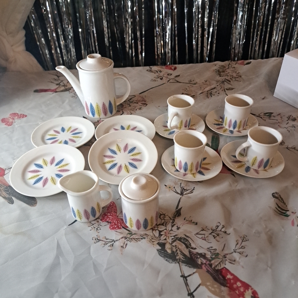 Mini Vintage Floral Leaf Porcelain Tea Set - White with Multicolor Leaf Motif